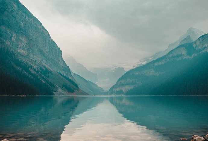 See mit Berglandschaft